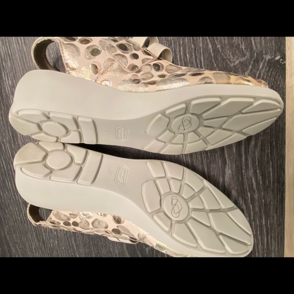 Cloud Footwear Neutral Beige Metallic Sandal. - Picture 4 of 10